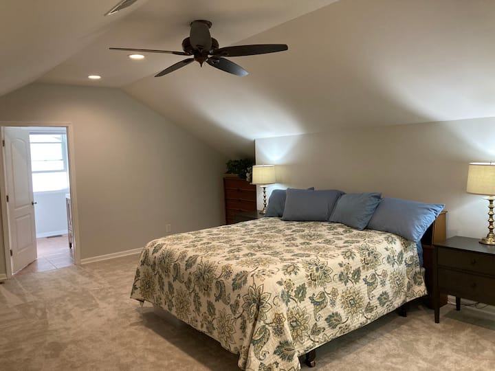 מיטת קינג סייז עם אמבטיה צמודה