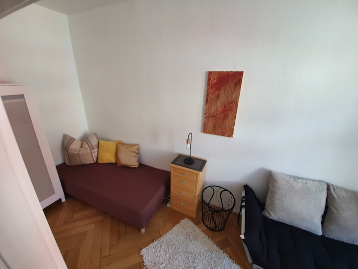 2号卧室配备一张单人床、一张沙发床和一个衣柜