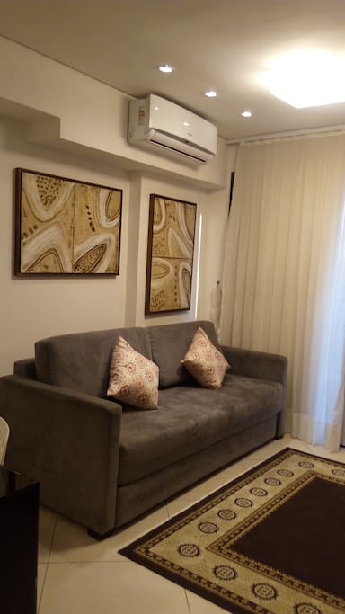 sala com AR e sofá cama