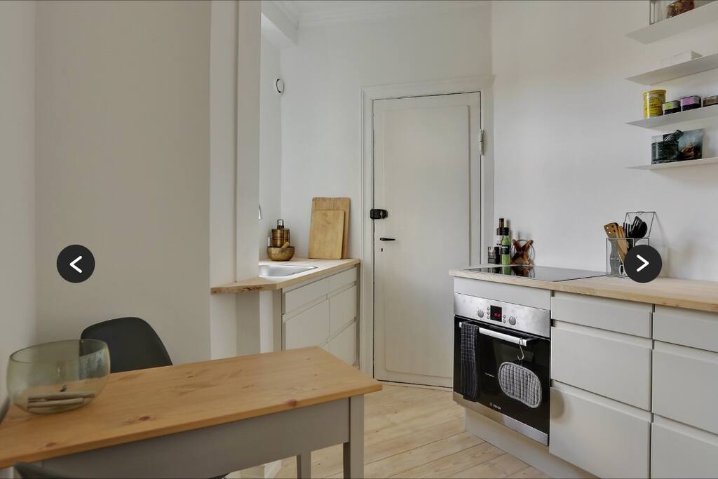 Fully equipped kitchen with everything that you need for cooking and eating.