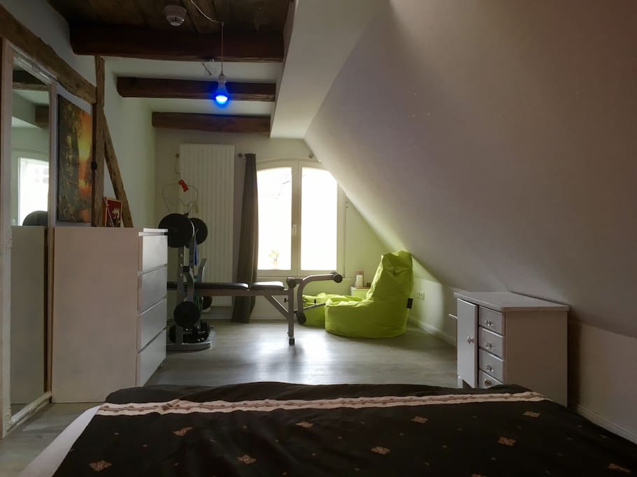 Das Schlafzimmer mit toller Aussicht und kleiner Hantelbank