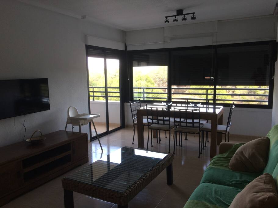 Moderno salon comedor con vistas a la pinada y brisa del mar