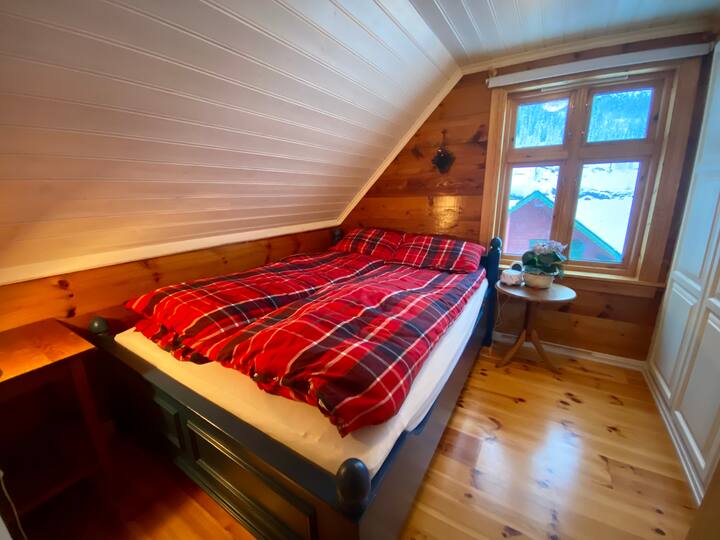 Спалня със 150 - сантиметрово легло, възможно е да се побере детско креватче в тази спалня