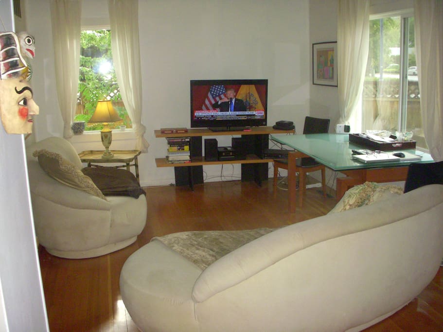 Sitting room with tv and internet.