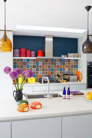 Stunning Colourful 4 Bedroom Family Home gallery image 4