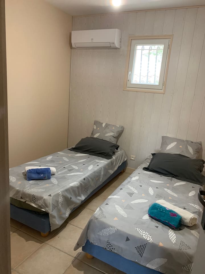 Malá spálňa s 2 80 lôžkami, z ktorých je 160 lôžok (posteľná bielizeň k dispozícii)