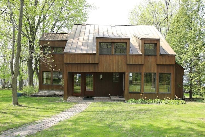 Lakefront Chalet in Montreal