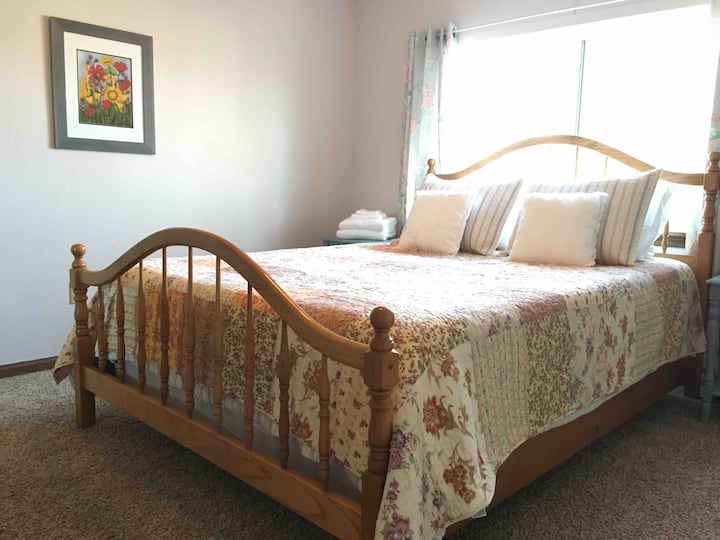 楼上卧室配有一张记忆泡沫标准双人床。 