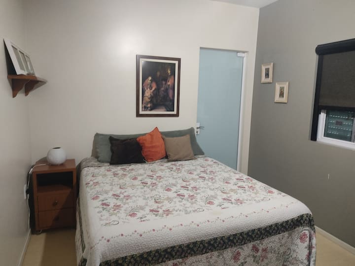 Спалня 1. Венецианска и затъмняваща завеса.