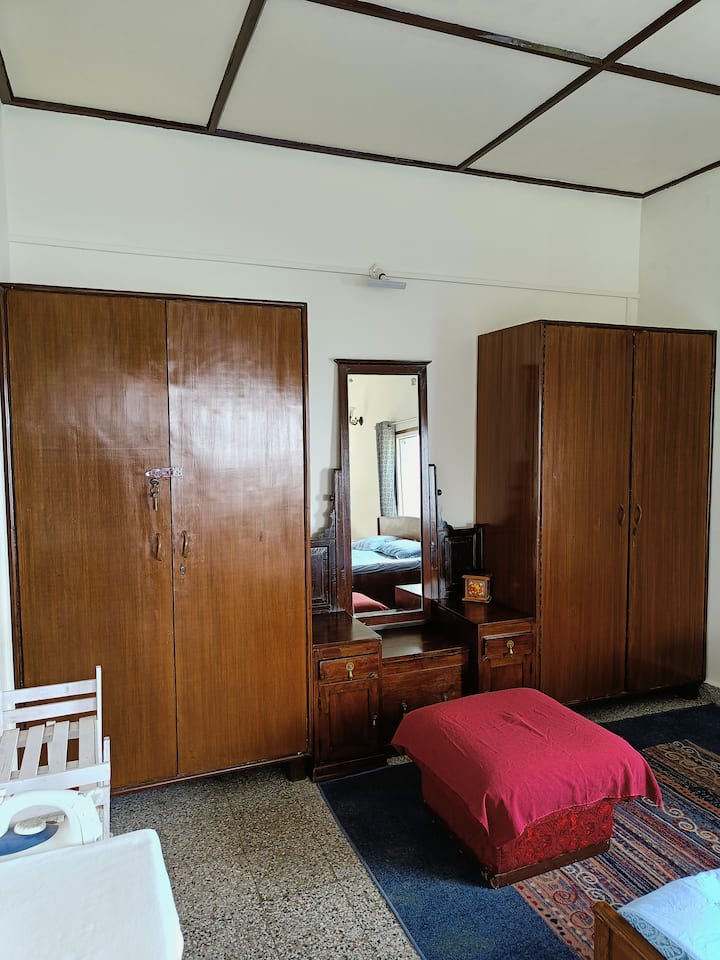 Mga aparador para mapanatili ang iyong mga gamit at dressing table. 