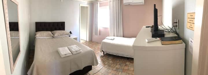 Suite 2 con una cama doble y una cama individual más.