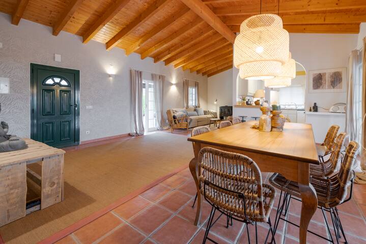 Romantic room with mini fridge- 2km from beach