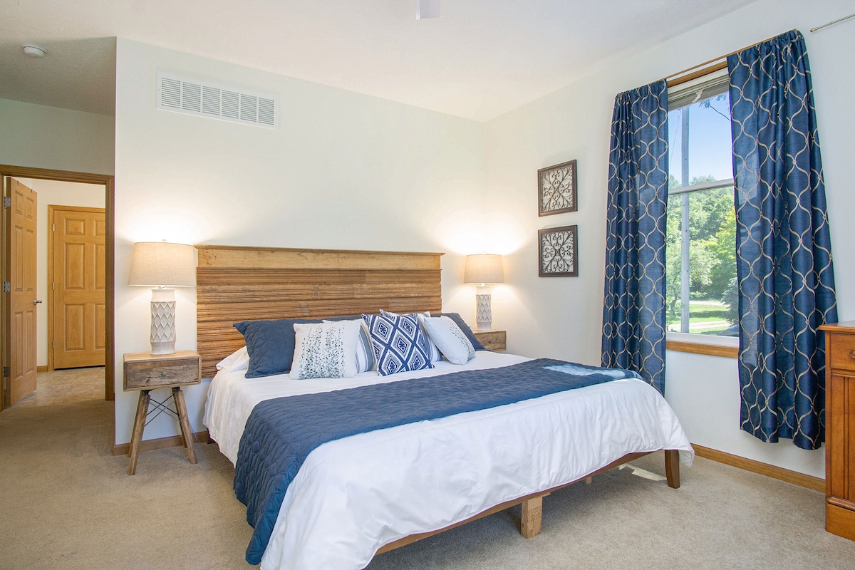 Spálňa 1 - hlavné poschodie. 1 manželská posteľ King, lavička, kúpeľňa s toaletou. Čiastočný výhľad na jazero!