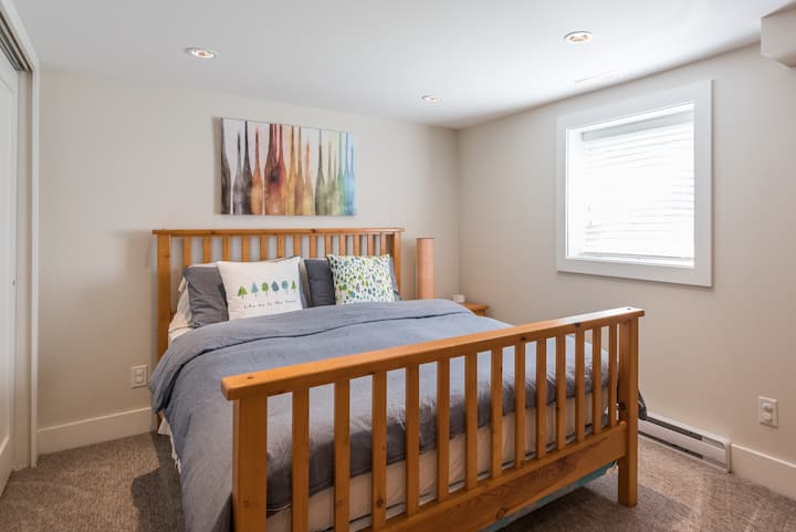 舒适的大号双人床。 如有需要，可为儿童提供婴儿床和充气床垫