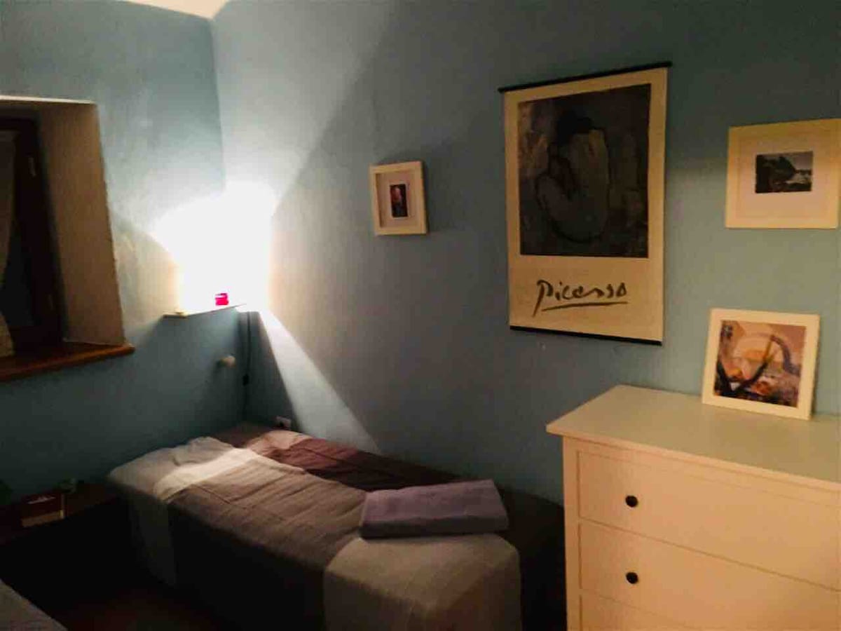 Room with 2 single beds