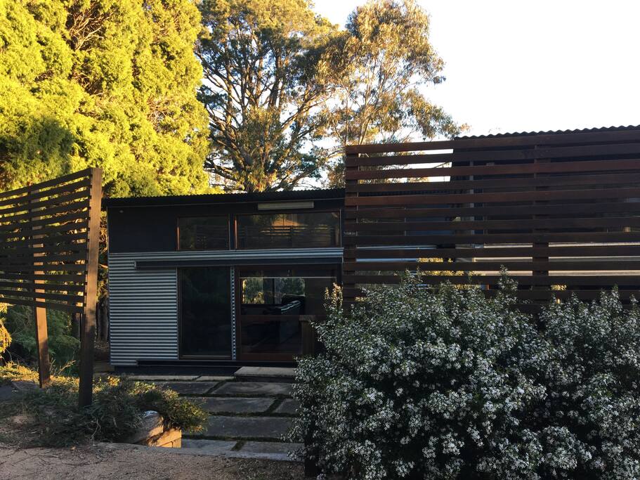 The front entrance creates absolute privacy