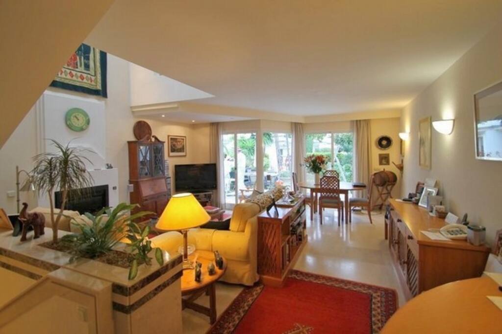 Livingroom with dining