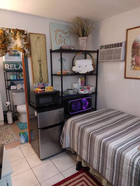 Delightful 6, 1 bedroom with private bathroom shared kitchen and free parking  in Miami
