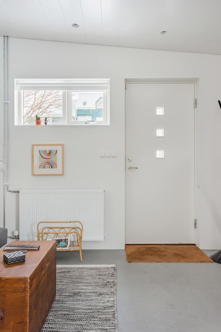 Contemporary Icelandic Charm In A House Near The Ocean - Reykjavik