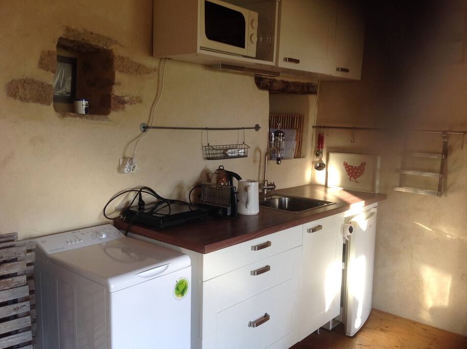 Une kitchenette bien équipée