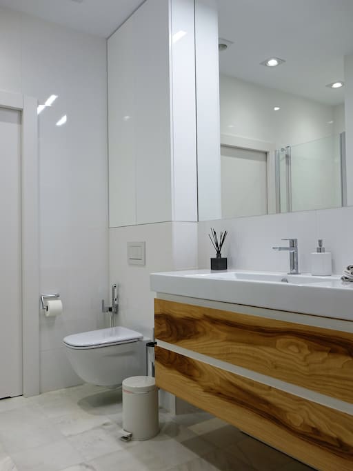 Independent bathroom with a big shower