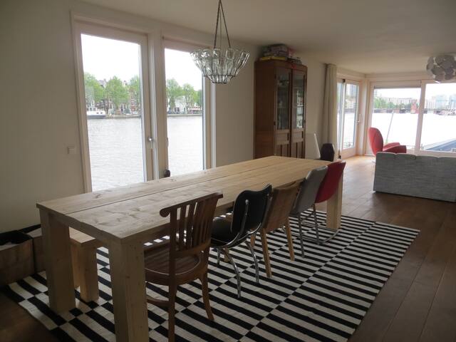 Beautiful Houseboat gallery image 3