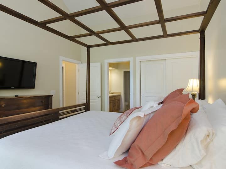 Dormitorio principal con cama Calif King