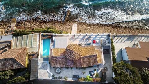 Rare villa on beach heated pool 16 people