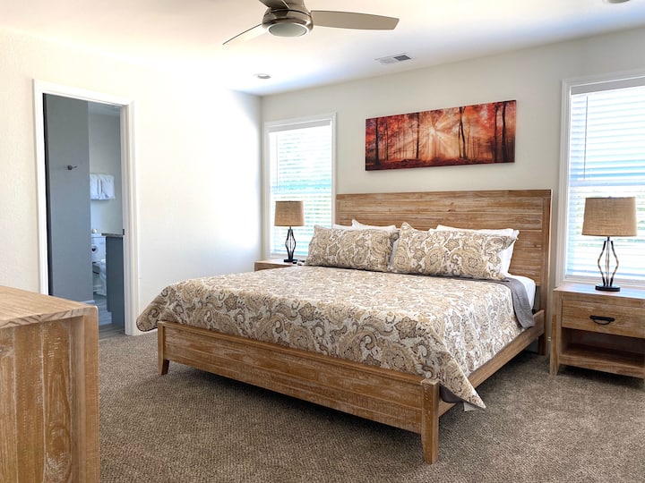 Главна спалня с голямо двойно легло.