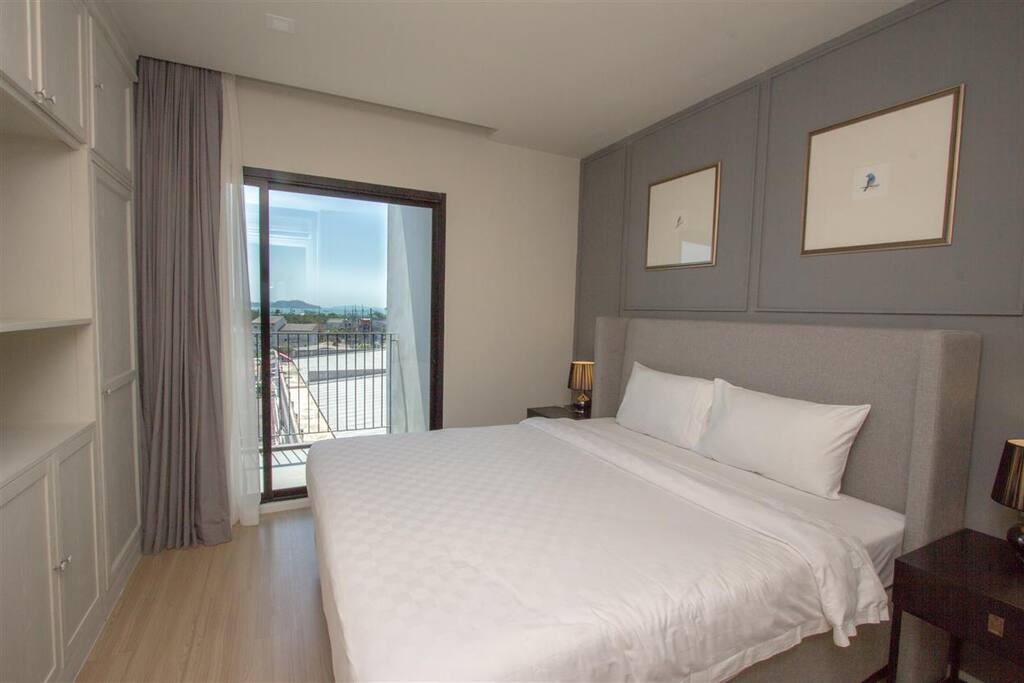 Main room has a king size bed with sea view.