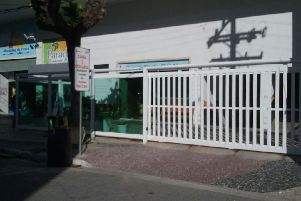 Portaria do edifício na Rua Tamoios. Entrance at the Tamoios street.