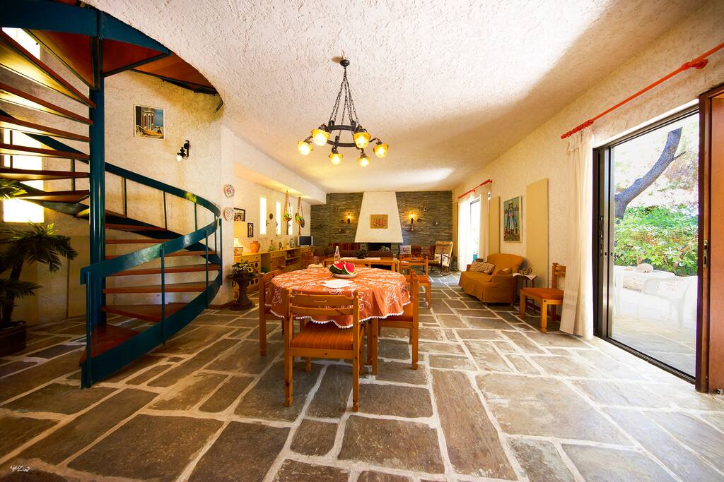 Stylish living room, suitable for all seasons