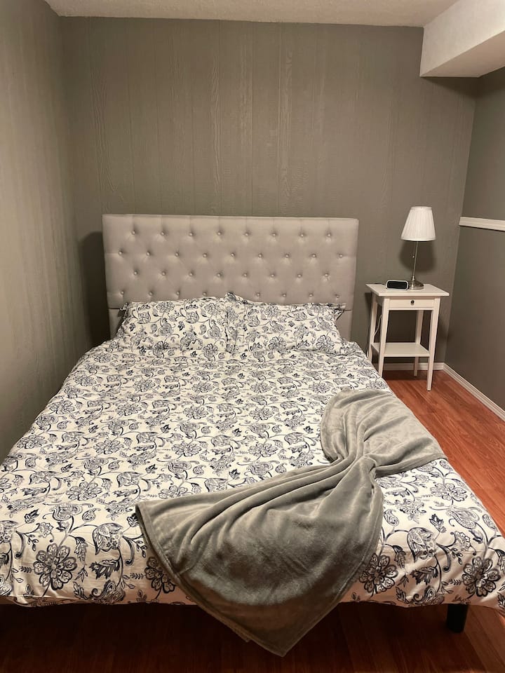 Двойно легло с матрак Sealy „Choice Edition Firm“ на долния етаж