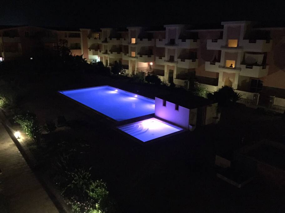Vista piscina da terrazzo di notte