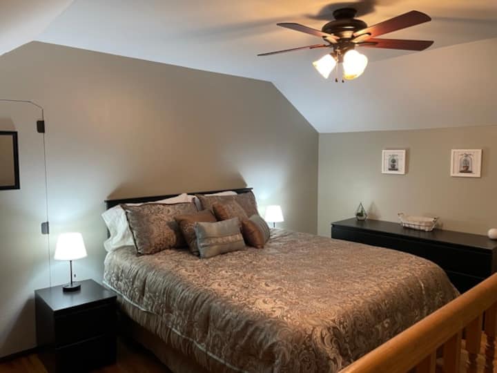 Spálňa 4. Na POSCHODÍ. Manželská posteľ. Dostatok miesta v zásuvke a háčikov na zavesenie oblečenia (v tejto miestnosti nie je šatník). 