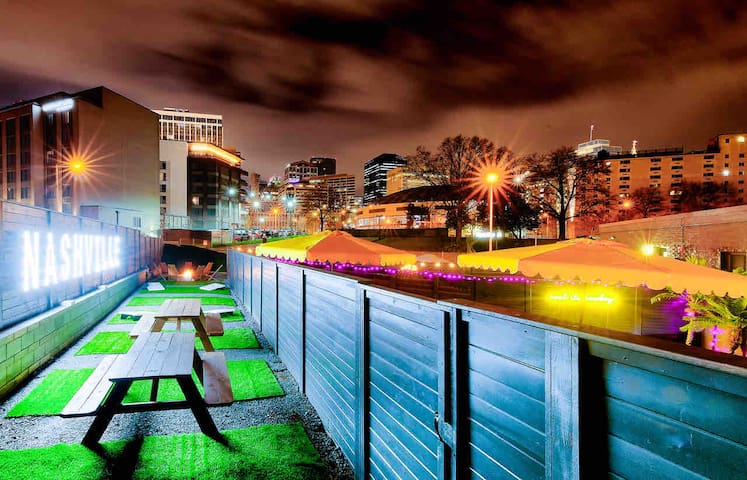 New Luxe-Walk To Broadway! 13 Beds|Hot Tub/Pool! gallery image 4