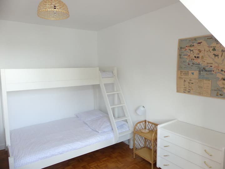 高卧室： 1张双层床，楼下有140张床。