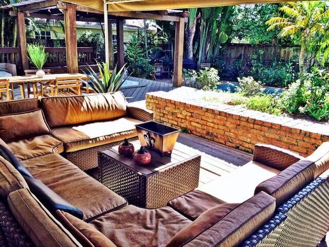 Come To Paradise, Walk 2 Shops, Restaurants, Beach gallery image 3