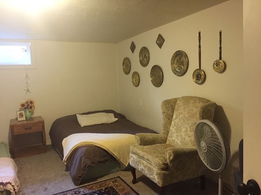 Guest bedroom again.