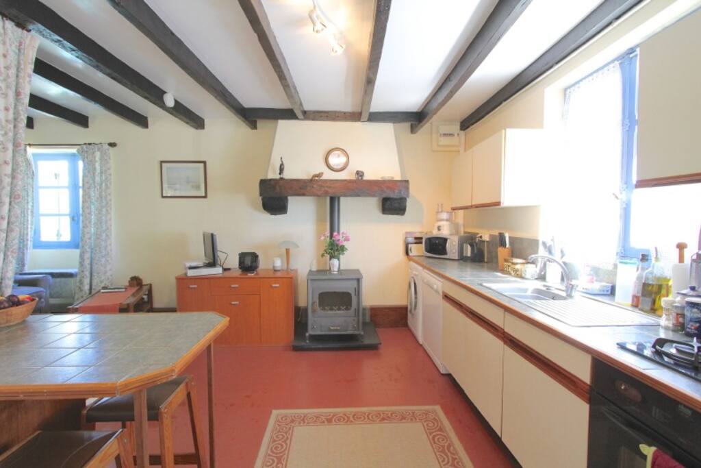 Kitchen & Breakfast bar
