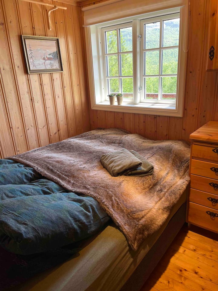 1. spavaća soba - bračni krevet, ormar, stolica Prekrasan pogled. Zajamčeno cvrkut ptica pored otvorenog prozora.