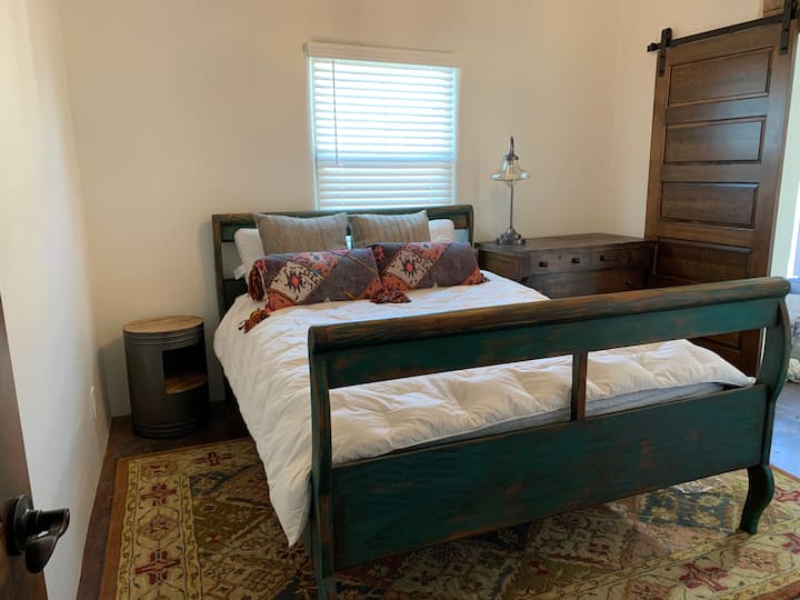 Manželská posteľ,  pripojená kúpeľňa 