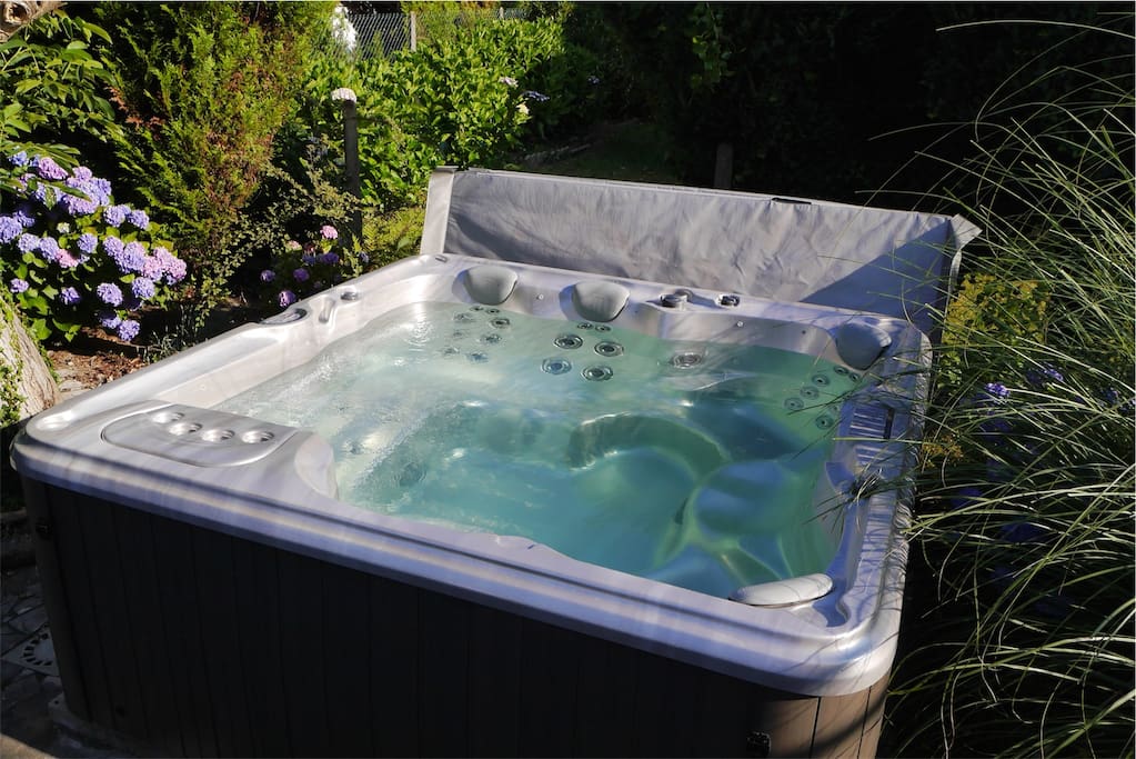 Jacuzzi 6 places avec différents programmes de massage