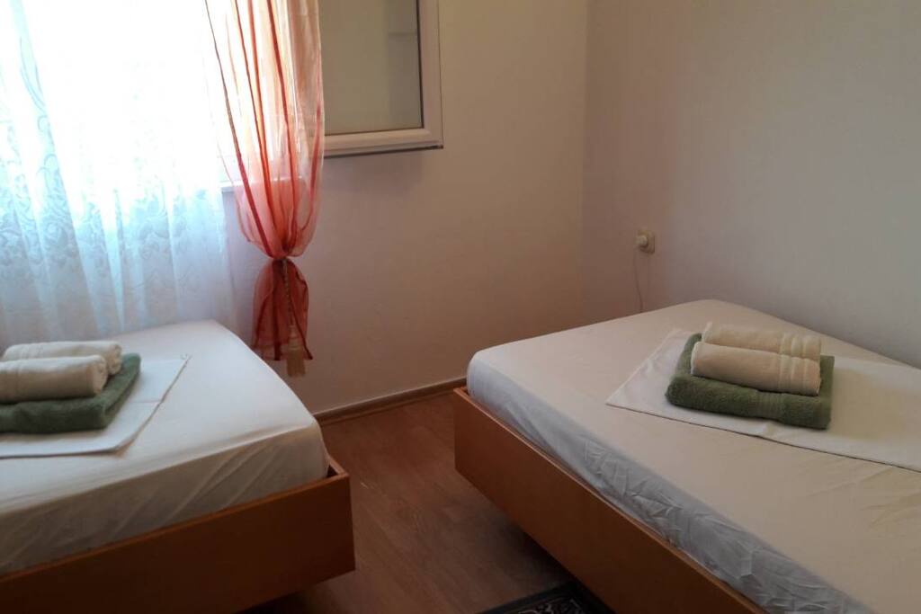 Spavaća soba sa 2 odvojena kreveta