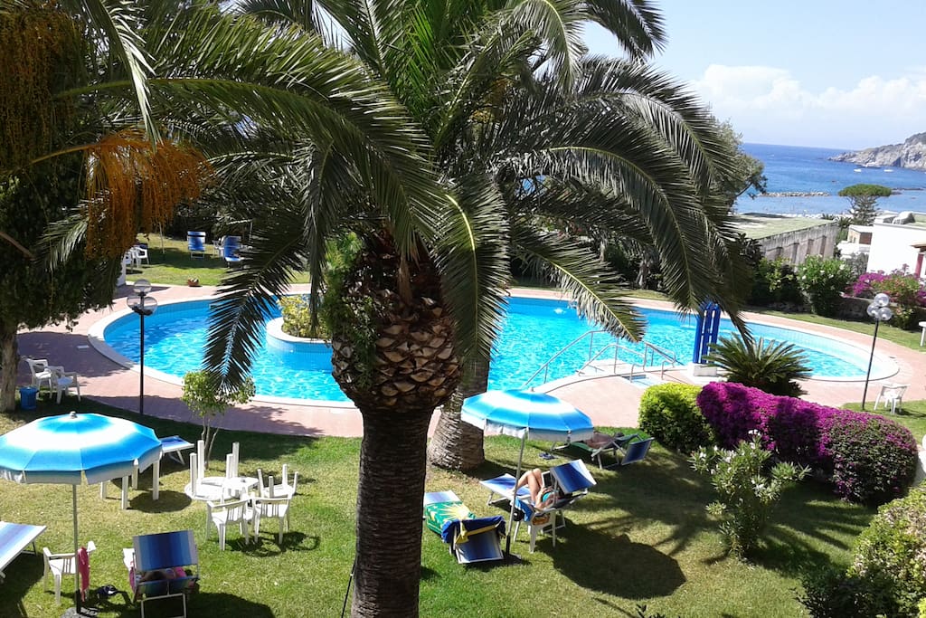 veduta del giardino con piscina dal terrazzo