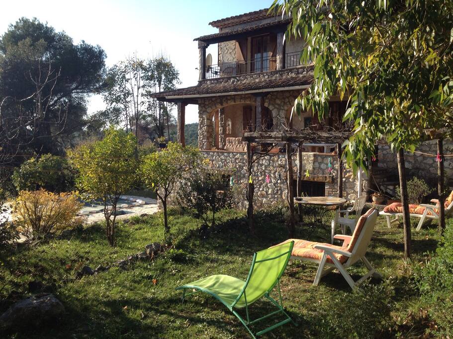 très grand jardin verdoyant