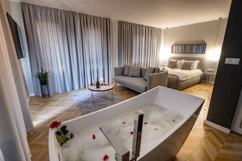 "The House"Studio w/Bathtub & View + Relax Area
