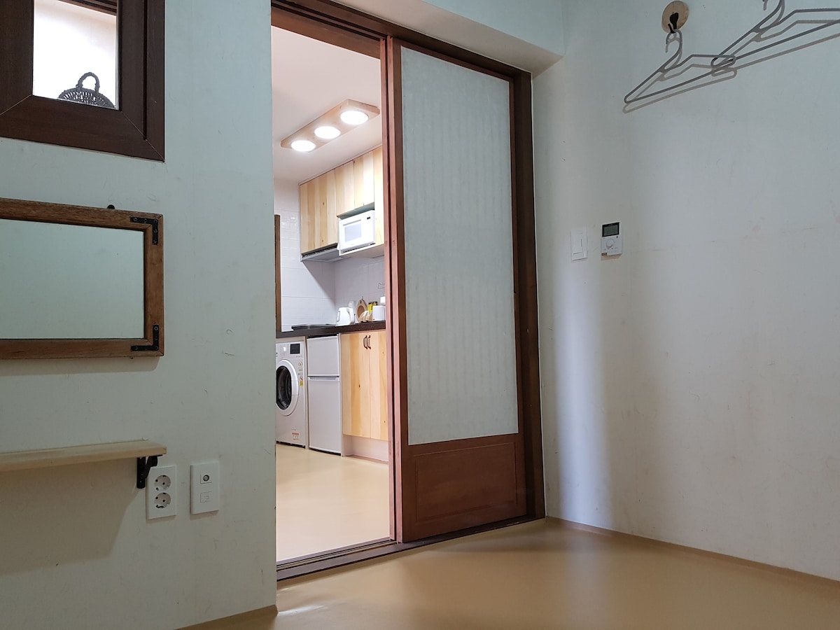 小房间的厨房，
还有一台洗衣机和一台冰箱。