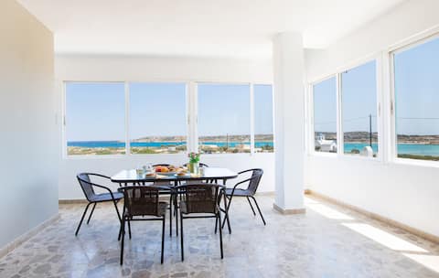 Popular Airbnb listing: ★Family-Friendly Apt in the ♥ of surfers' paradise in Δήμος Καρπάθου