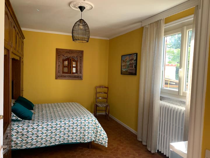 חדר שינה 3: מיטה בגודל 140x190 ס"מ עם שירותים קטנים מובנים בתוך החדר.